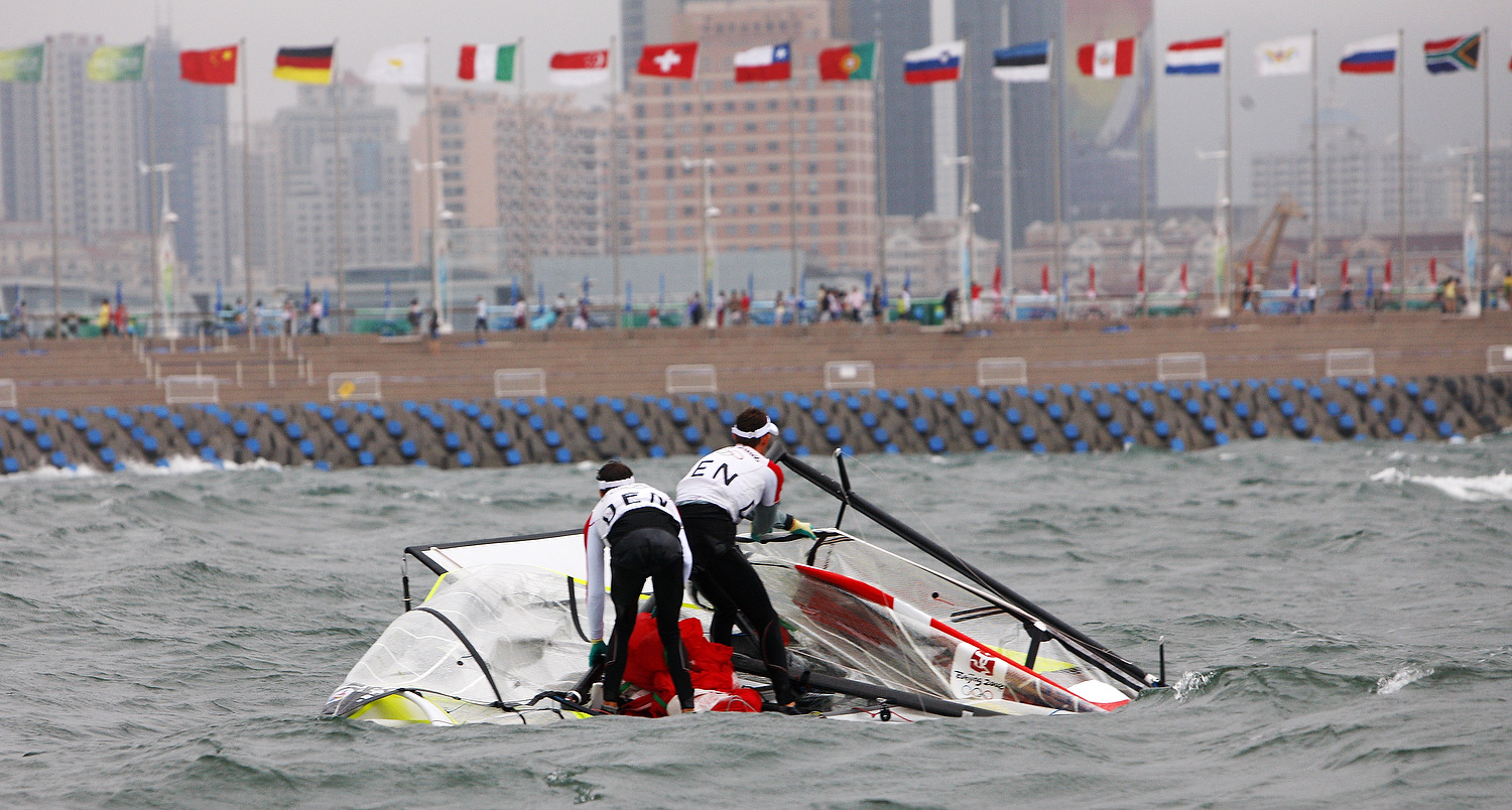 Qingdao, China, 20080817: KNAEKKET OL-DROEM - Jonas Warrer og Martin Kirketerp knækker masten, inden de skal sejle Medal Race. Det bliver efterfulgt af en marathon-protestsag, der foerst afgoeres mandag morgen.  PHOTO: www.mickanderson.dk.